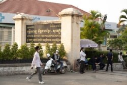 បុរសម្នាក់ពាក់ម៉ាស់ដើរចូលមន្ទីរពេទ្យមិត្តភាពខ្មែរសូវៀត មើលពីខាងក្រៅ កាលពីថ្ងៃទី១៩ ខែមីនា ឆ្នាំ២០២១។ (ទុំ ម្លិះ/វីអូអេ)