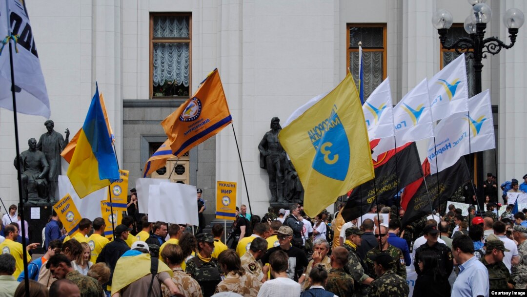 Ukraina Parlamenti Rada oldida namoyish o'tkazayotgan faollar