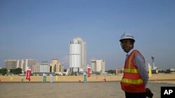 一名中国建筑工人站在一带一路工程项目斯里兰卡科伦坡港口城工地上。(2018年1月2日)