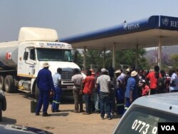 Abantu bathwele nzima eGwanda lapho okusilela khona amafutha ezimota.