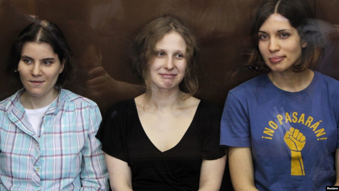 "Pussy Riot" a'zolari Nadejda Tolokonnikova, Mariya Alyoxina and Yekaterina Samutsevich Moskva sudida