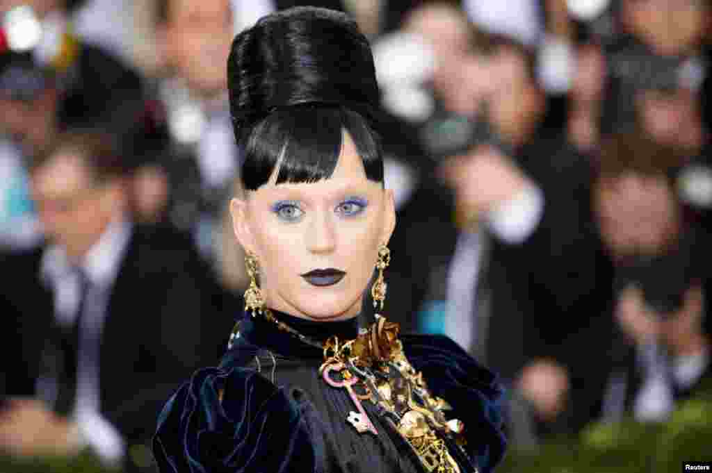 Singer-songwriter Katy Perry arrives at the Metropolitan Museum of Art Costume Institute Gala (Met Gala) to celebrate the opening of &quot;Manus x Machina: Fashion in an Age of Technology&quot; in the Manhattan borough of New York, May 2, 2016.