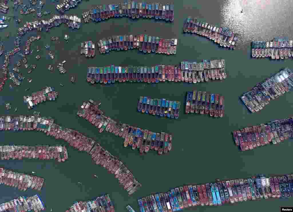 Perahu-perahu nelayan berlabuh di pelabuhan Guangzhou, Guangdong, China menjelang tibanya badai tropis Nida di sana.