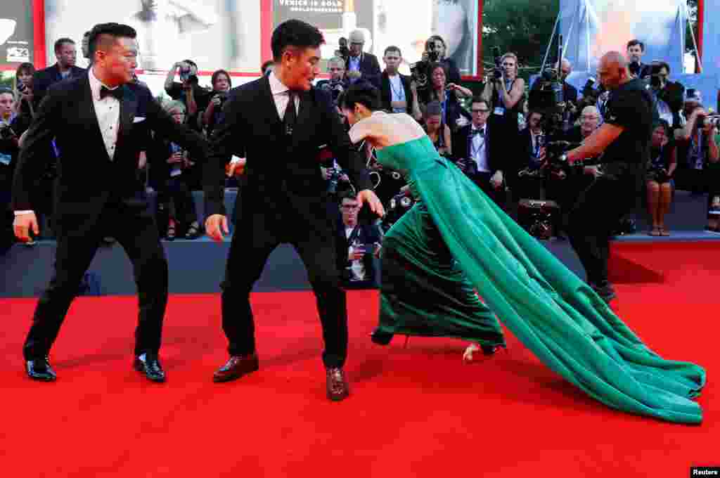 Seorang tamu terjatuh pada acara karpet merah di Festival Film Venesia ke-73 di Italia.