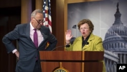 Senatorlar Barbara Mikulski va Charlz Shumer. Shumer Eron bilan kelishuvga qarshi, Mikulski esa bu to'g'ri qaror deydi.