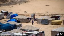 Palestinac raseljen zbog izraelskog bombardovanja pojasa Gaze, šeta improvizovanim šatorskim kampom u Khan Younisu, južni pojas Gaze, četvrtak, 4. jula 2024.