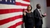 Deux nouveaux citoyens américains après avoir prêté le serment d'allégeance lors d'une cérémonie spéciale de naturalisation dans l'arrondissement de Manhattan à New York, le 13 novembre 2015.