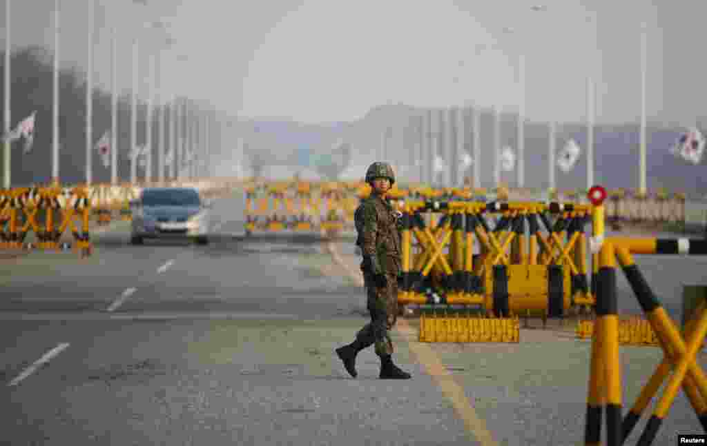 Tentara Korea Selatan melakukan patroli di sebuah tempat pemeriksaan di dekat jembatan yang menuju zona demilitarisasi di kota Paju, utara Seoul. 