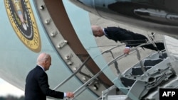 ABŞ prezidenti Co Bayden Merilend ştatındakı Endryus Hərbi Hava Qüvvələrinin Bazasında Air Force One təyyarəsinə minərək İsrailə səfərə çıxır, 17 oktyabr 2023.