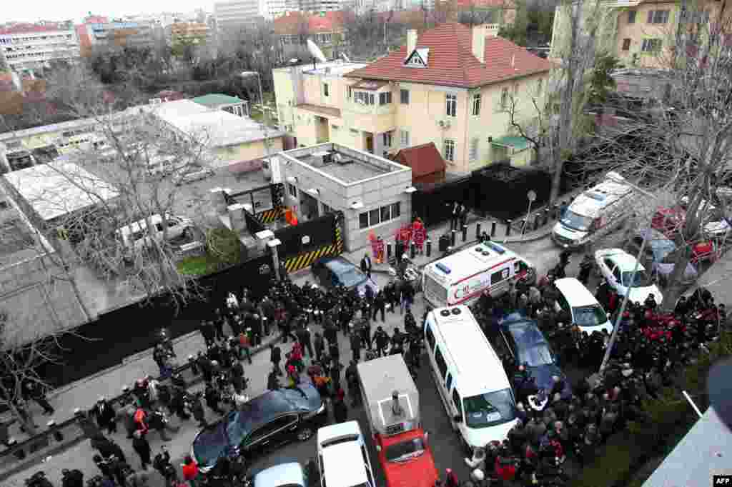 Yetkililer patlama sonrasında olay yerinde kanıt toplamak üzere çalışmalar başlattı.