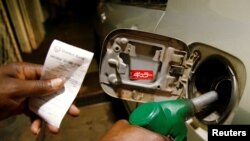 Intengo yamafutha ezimota ikhwele ngoLwesihlanu ngeviki edluleyo kwathi abantu belokhe besesula inyembezi yavuka ikhuphukile njalo ngoLwesithathu kuliviki.