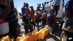 Pamje arkivi: Palestinezët e zhvendosur presin në radhë për të mbushur ujë në Deir al Balah, në pjesën qendrore të Rripit të Gazës, më 23 gusht, 2024/AP