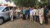បុរស​ជនជាតិ​វៀតណាម​ទាំង១២រូប ដែល​ត្រូវ​បាន​អាជ្ញាធរ​កម្ពុជា​ ចាប់ឃុំ​ខ្លួន​នៅ​ខេត្តរតនៈគិរី នៅ​ខែមេសា ឆ្នាំ២០១៩។ (រូបថត៖ រដ្ឋាភិបាលកម្ពុជា)