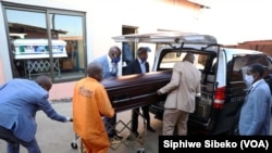 Une personne décédée à cause du Covid-19, à Johannesburg, Afrique du Sud, le 4 août 2020.