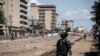 Un officier lors d'une manifestation de masse à Conakry, le 23 octobre 2020. (archives)