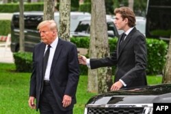 Barron i Donald Trump na sahrani majke Melanije Trump na Floridi, januar 2023. (GIORGIO VIERA / AFP)