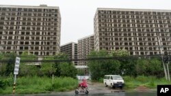 资料照片：北京郊区一个废弃的房地产项目。(2024年7月25日)