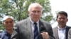 លោក Steve Chabot សមាជិក​រដ្ឋសភាមួយរូប​ក្នុងចំណោមពីររូប​ ដែល​បាន​មក​ផ្តល់​ការ​គាំទ្រ​នៅទីលាន​បាតុកម្ម ​ហើយ​ប្តេជ្ញា​ថា នឹង​រួម​ជាមួយ​ពលរដ្ឋ​កម្ពុជា​ ដើម្បីស្តារ​ប្រជាធិបតេយ្យ​កម្ពុជា​ឡើងវិញ នៅ​ថ្ងៃទី១៧ ខែកក្កដា ឆ្នាំ២០១៩។ (ទែន សុខស្រីនិត/VOA)