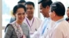 ပြည်ထောင်စုငြိမ်းချမ်းရေးညီလာခံကို တက်ရောက် လာတဲ့ ဒေါ်အောင်ဆန်းစုကြည်ကို ပြည်ထောင်စုဝန်ကြီးဦးအောင်မင်း နုတ်ဆက်။ (ဇန်နဝါရီ ၁၂၊ ၂၀၁၆) 