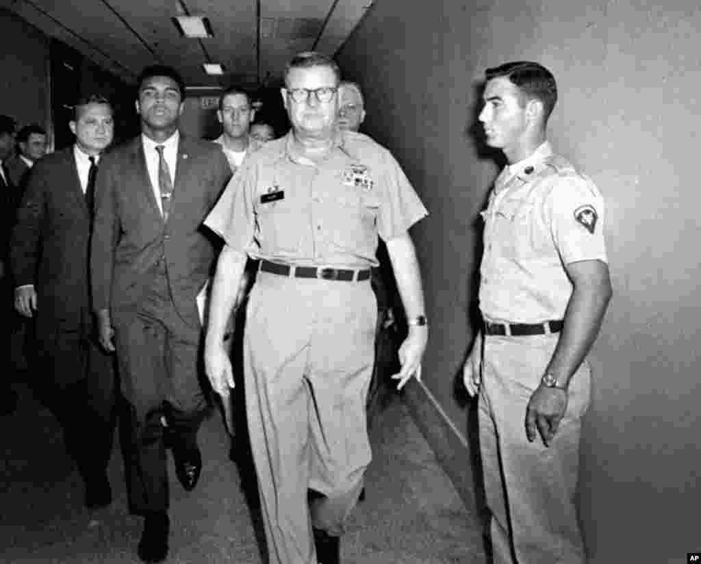 Shaampiyooni Booksii, Gurraachii Ameerikaa Eenyummaa Ofii Lallisuudhan Beekkamu Muhammad Alii oggaa 74tti Addunyaa Kanarraa Du&#39;an Boqate