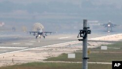 ARHIVA - Turski lovac F-16 sleće u vojnu bazu Inčirlik, u predgrađu Adana, južna Turska, 30. jula 2015.