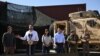 Вице-президент США Джей Ди Вэнс вместе с министром обороны Питом Хегсетом (слева от Вэнса) и директором Национальной разведки Тулси Габбард (справа от Вэнса) общается с прессой во время посещения границы США и Мексики в Игл-Пасс, штат Техас, 5 марта 2025 года.