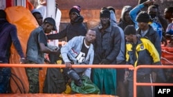 Sejumlah migran turun dari kapal di pelabuhan La Restinga di Kepulauan Canary, Spanyol, pada 3 Desember 2024, setelah berhasil diselamatkan oleh tim SAR Spanyol di perairan laut lepas. (Foto: AFP/Antonio Sempere)