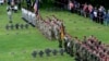 Des soldats allemands, canadiens, polonais, français et américains participent à une cérémonie au cimetière allemand de Normandie, le 5 juin 2019 dans le cadre du 75e anniversaire du débarquement allié lors de la Seconde Guerre mondiale.