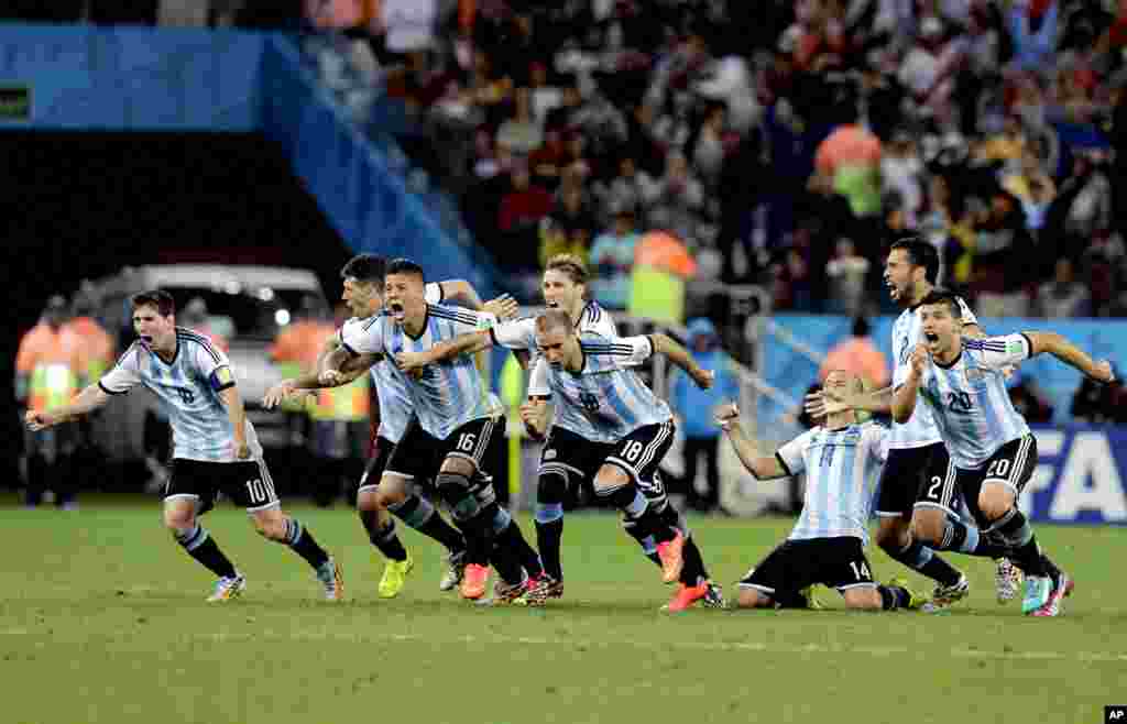 Pemain Argentina merayakan gol tendangan penalti Maxi Rodriguez yang memastikan kemenangan atas Belanda, di Sao Paulo Brazil.
