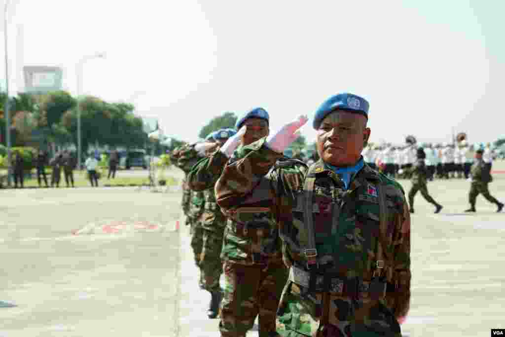 ទិដ្ឋភាពទូទៅក្នុងពិធីជូនដំណើរកងវិស្វកម្មលេខ៥៩៤ ទៅចូលរួមបេសកកម្មរក្សាសន្តិភាពក្រោមស្លាកអង្គការសហប្រជាជាតិ នៅសាធារណរដ្ឋអាហ្វ្រិកកណ្តាល កាលពីព្រឹកថ្ងៃសុក្រ ទី០២ ខែ វិច្ឆិកា ឆ្នាំ២០១៨ នៅមូលដ្ឋានទ័ពអាកាសពោធិ៍ចិនតុង រាជធានីភ្នំពេញ ប្រទេសកម្ពុជា។(ទុំ ម្លិះ/VOA)