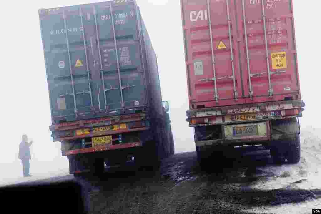 Truk-truk dari Iran berhenti untuk memeriksa salju di ban sebelum menyeberangi jalan Tukh Manuk setinggi 1.800 meter menuju Armenia. (V. Undritz/VOA)