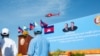 រូបឯកសារ៖ រូបភាព​ឧទ្ធម្ភាចក្រ​ពណ៍ក្រហម​​ ដែល​មាន​បិទ​ស្លាក​សញ្ញា​របស់​គណបក្សប្រជាជន​កម្ពុជា​ ហោះឆ្វែល​ ជុំវិញក្បួន​ដង្ហែ​គណបក្ស​ប្រជាជន​កម្ពុជា​ដើម្បី​ថត​យក​រូបភាព​នៃក្បួនដង្ហែនេះ​ នៅ​ភ្នំពេញ​ថ្ងៃ​ទី​២ ខែ​មិថុនា ឆ្នាំ២០១៧។ (ខាន់​ សុគុំមនោ/វីអូអេ)