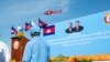 រូបឯកសារ៖ ឧទ្ធម្ភាចក្រ​ពណ៍ក្រហម​មួយ​គ្រឿង​​ ដែល​មាន​បិទ​ស្លាក​សញ្ញា​របស់​គណបក្សប្រជាជន​កម្ពុជា​ ហោះឆ្វែល​ ជុំវិញក្បួន​ដង្ហែ​គណបក្ស​ប្រជាជន​កម្ពុជា​ដើម្បី​ថត​យក​រូបភាព​នៃក្បួនដង្ហែនេះ​ នៅ​ភ្នំពេញ​ថ្ងៃ​ទី​ ០២ ខែ​មិថុនា ឆ្នាំ២០១៧។ (ខាន់​ សុគុំមនោ/វីអូអេ)