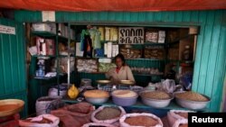 ፎቶ ፋይል፡ መርካቶ ውስጥ የሚገኝ የሸቀጣ ሸቀጥ መሸጫ