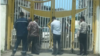 تناقض‌گویی مقامات جمهوری اسلامی در اوج بحران آب و برق؛ معترضان به دروازه اداره برق محمودآباد قفل زدند