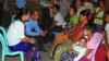 ကုလသမဂ္ဂရဲ့ မြန်မာနိုင်ငံဆိုင်ရာ လူ့အခွင့်အရေးအထူးကိုယ်စားလှယ် Tomas Ojea Quintana ကချင်ပြည်နယ် မြစ်ကြီးနားမြို့မှာ စစ်ပြေးဒုက္ခသည်တွေနဲ့ တွေ့ဆုံစဉ် (ဖေဖော်ဝါရီ ၁၅၊ ၂၀၁၃)