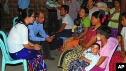 ကုလသမဂ္ဂရဲ့ မြန်မာနိုင်ငံဆိုင်ရာ လူ့အခွင့်အရေးအထူးကိုယ်စားလှယ် Tomas Ojea Quintana ကချင်ပြည်နယ် မြစ်ကြီးနားမြို့မှာ စစ်ပြေးဒုက္ခသည်တွေနဲ့ တွေ့ဆုံစဉ် (ဖေဖော်ဝါရီ ၁၅၊ ၂၀၁၃)