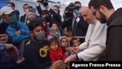 Papa Françesku takohet me refugjatët në ishullin grek Lesbos.