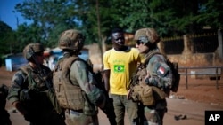 Des soldats de la force Sangaris en Centrafrique (AP Photo/Jerome Delay)