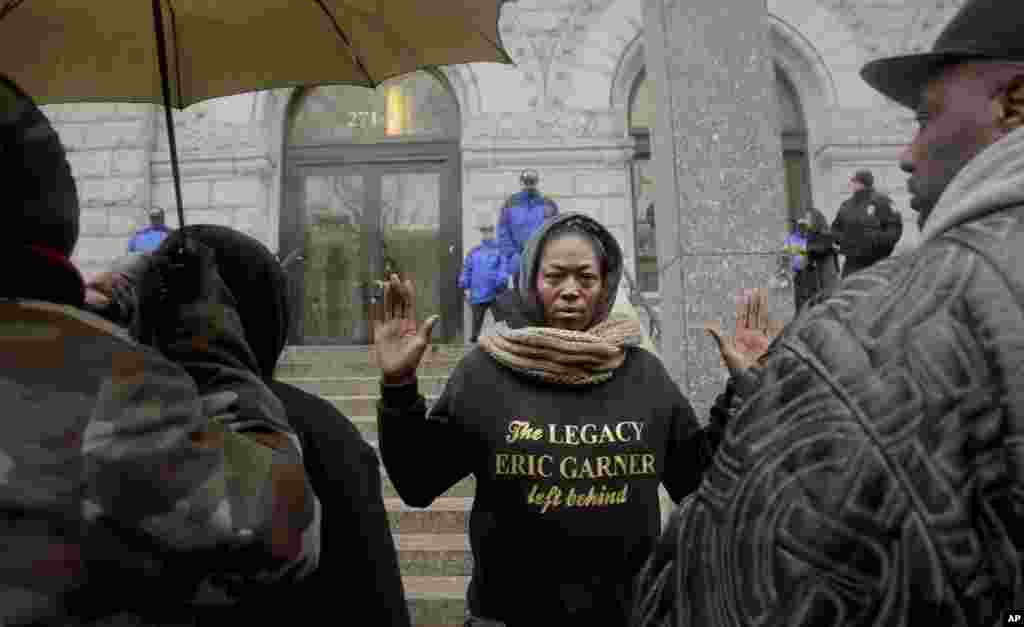 Jewel Miller, center, mother of Eric Garner&#39;s daughter Legacy, and his cousin Benjamin Lawton, right, protest during a rally outside the U.S. Attorney&#39;s office, calling for the prosecution of NYPD officer Daniel Pantaleo in the chokehold death of Garner, in New York.