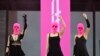 Участницы российской феминистской протестной и перформанс-группы Pussy Riot представляют перформанс «Ярость» перед концертом в Новой национальной галерее в Берлине 4 июля 2024 года