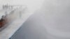 阵风扫过平昌冬奥会凤凰公园滑雪场女子U型场地资格赛的赛场。（2018年2月12日）