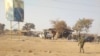 Des soldats chassent des partisans de l'UDPS du poste de douane de Kasumbalesa près de la Zambie, Haut-Katanga, RDC, le 25 août 2020. (Narval MAbila)