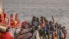 Sebuah kapal dari Senegal yang membawa 136 migran tiba di pelabuhan La Restinga di El Hierro, Kepulauan Canary, pada 28 November 2024, setelah diselamatkan oleh Badan SAR Maritim Spanyol. (Foto: AFP/Antonio Sempere)