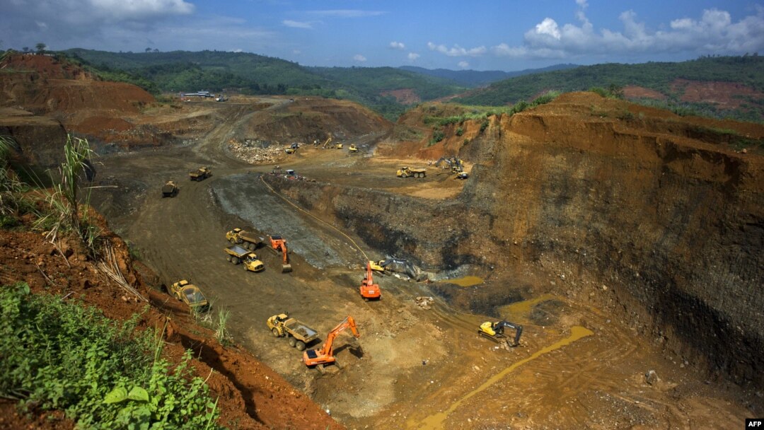 ဖားကန့် ကျောက်စိမ်း တူးဖော်ရေး လုပ်ကွက်တခု။ ( ဓာတ်ပုံ Ye Aung Thu / AFP - အောက်တိုဘာ ၄၊ ၂၀၁၅)