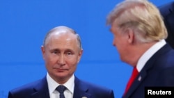 Le président américain Donald Trump et le président russe Vladimir Poutine lors du sommet des dirigeants du G20 à Buenos Aires, en Argentine, le 30 novembre 2018. 