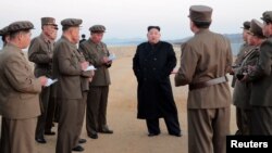 김정은 북한 국무위원장이 국방과학원 시험장을 찾아 새로 개발한 첨단전술무기시험을 지도했다고 북한 관영 '조선중앙통신'이 지난 달 16일 보도했다. 