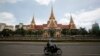រូបឯកសារ៖ ពលរដ្ឋម្នាក់ធ្វើដំណើរ​កាត់​​អគារ​វិមាន​រដ្ឋសភា​ជាតិ​ នៅ​រាជធានី​ភ្នំពេញ​ កាល​ពី​ថ្ងៃ​ទី​២៦ ខែ​សីហា ឆ្នាំ​២០១៤។