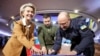 Президентка Єврокомісії Урсула фон дер Ляєн, президент України Володимир Зеленський та прем'єр-міністр Денис Шмигаль підписали український державний прапор перед початком саміту ЄС. Фото: Офіс президента України/REUTERS