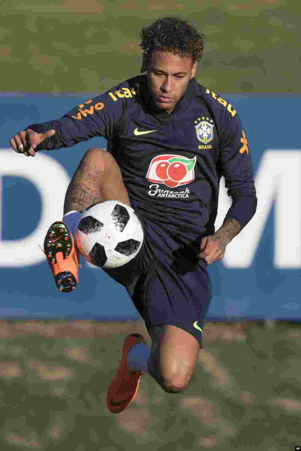 Shahararren dan wasan kwallon kafa na kasar Brazil&#39;s Neymar